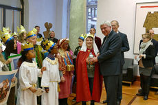 Naumburger Sternsinger zu Besuch beim Hessischen Ministerpräsidenten Volker Bouffier (Foto: Karl-Franz Thiede)